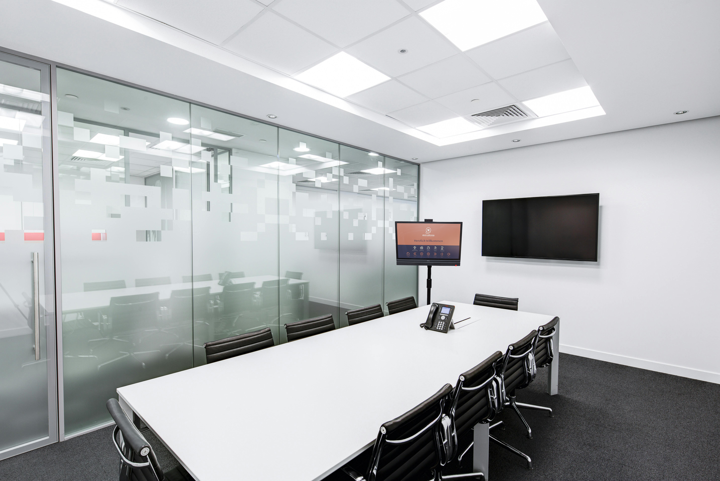 Mobiles Konferenzsystem mit Kamera, Touchscreen, Audio und höhenverstellbaren Rollständer