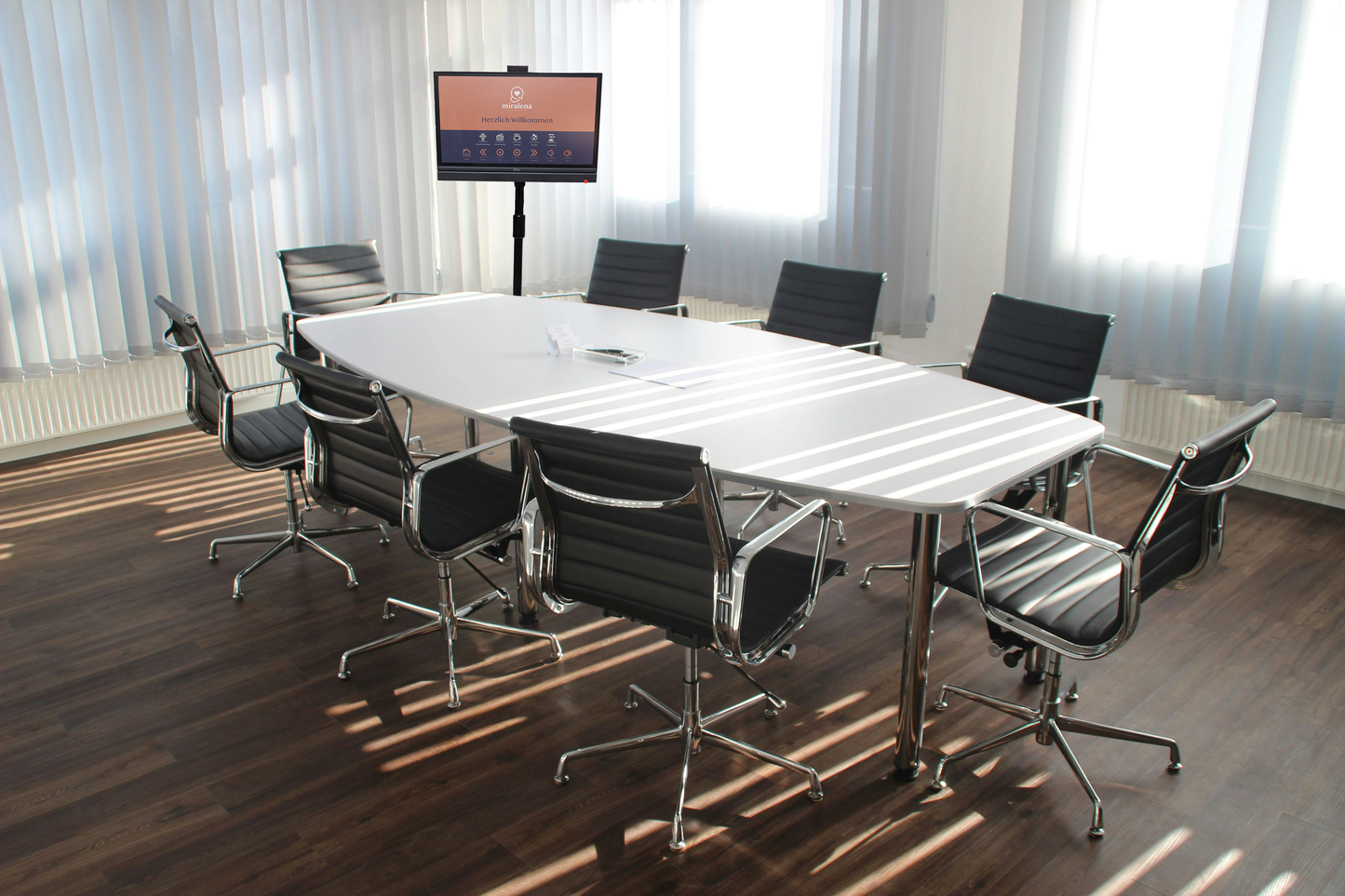 Mobiles Konferenzsystem mit Kamera, Touchscreen, Audio und höhenverstellbaren Rollständer