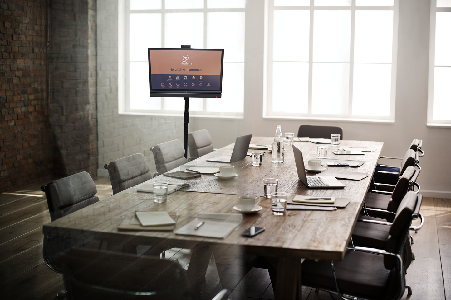 Mobiles Konferenzsystem mit Kamera, Touchscreen, Audio und höhenverstellbaren Rollständer