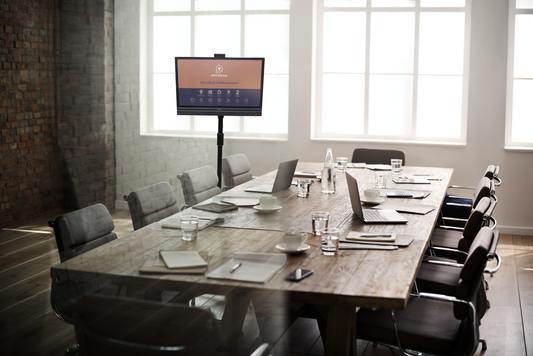 Mobiles Konferenzsystem mit Kamera, Touchscreen, Audio und höhenverstellbaren Rollständer